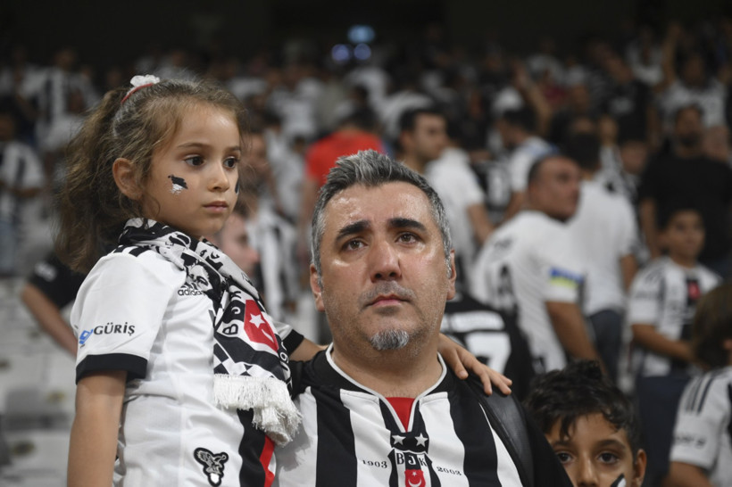 Beşiktaş taraftarı futbolcuları yuhaladı: 'Bizi aleme rezil ettiniz!' - Resim : 1