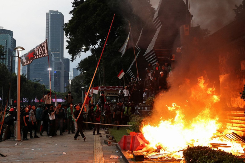 'Milletvekillerine maaş zammı' isyanı büyüyor... Belediye binası ateşe verildi - Resim: 11