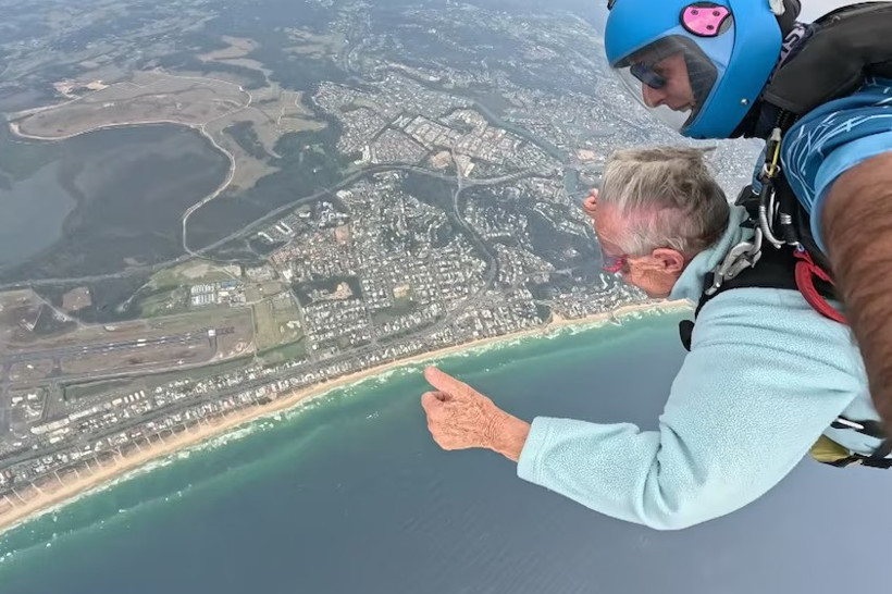 94'üncü yaşını paraşütle atlayarak kutladı - Resim : 1