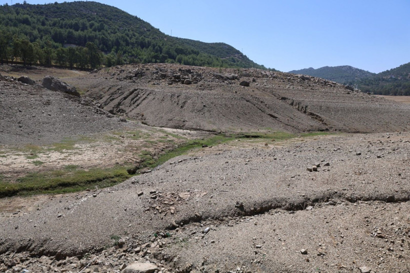 Baraj suyu metrelerce çekildi, çorak topraklara voleybol direği dikildi - Resim: 2