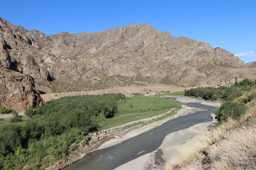 Kuruyan baraj yatağı ovaya dönüştü - Resim : 1