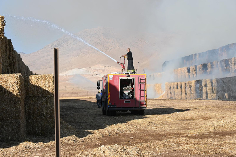 Mardin'de tarım deposunda yangın: Tonlarca mısır küle döndü - Resim : 1