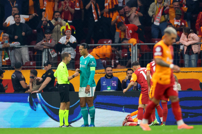 Arne Slot, Barış Alper Yılmaz'ı hedef aldı: Penaltı pozisyonuyla ilgili tepki - Resim : 2
