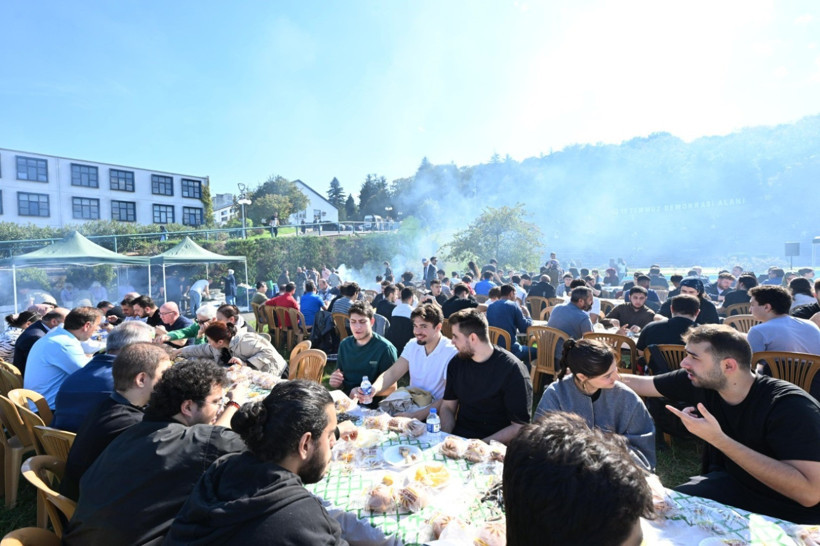 2 saatte 3 ton hamsi yediler - Resim : 1