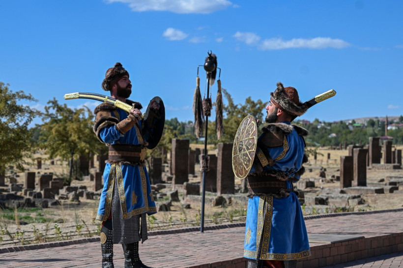 15 Alp, Selçuklu Mezarlığı'nda tarihi yaşatıyor - Resim: 12