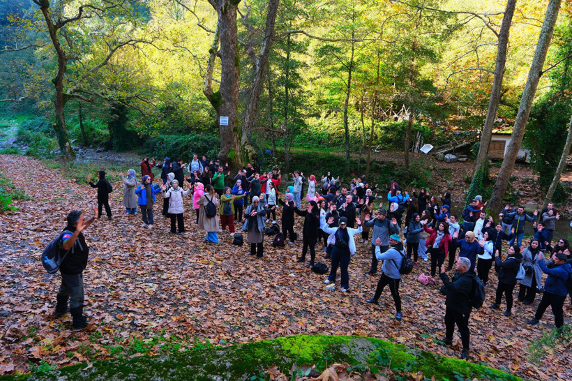 Tabiat harikaları arasında sonbahar yürüyüşü - Resim : 1