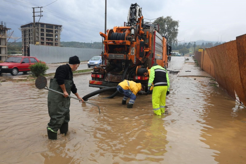 Sussuzlukla boğuşan İzmir'i sağanak vurdu - Resim: 9