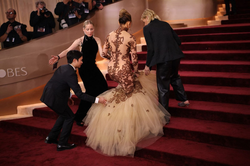 Jennifer Lopez'in transparan elbisesi kırmızı halıya damga vurdu - Resim: 2