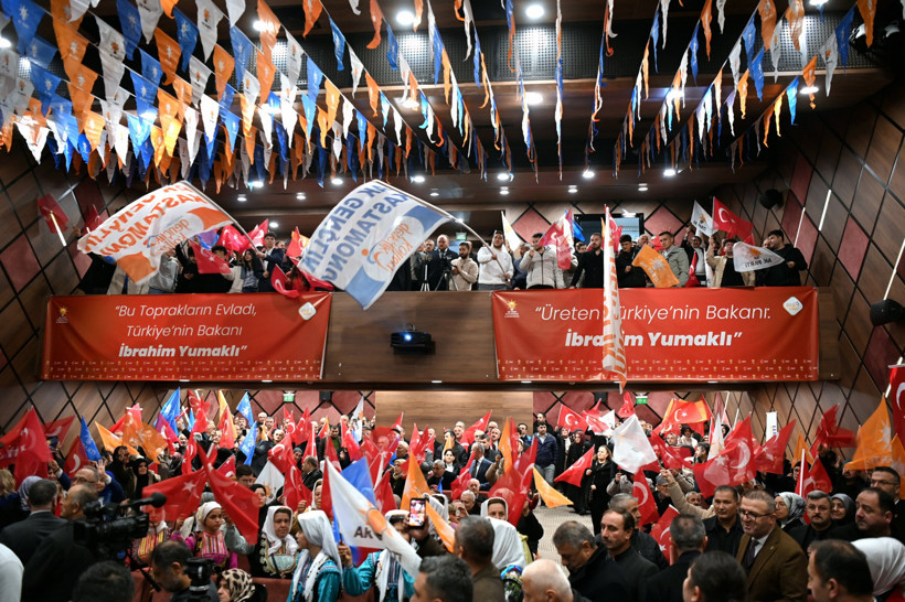 AKP'liler tezahürat yaptı, bakan siyasete girdi: 'CHP kendine çeki düzen versin' - Resim : 1