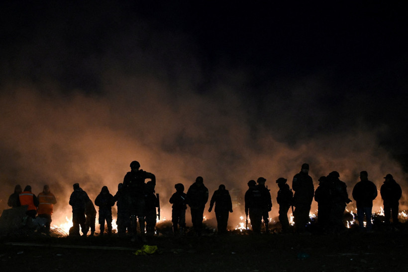 Düşen uçaktaki 18 ton parayı ateşe verdiler - Resim : 2