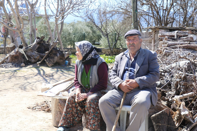 Denizli’de deprem sonrası yaşlı çift evlerinin önünde bekliyor - Resim : 1
