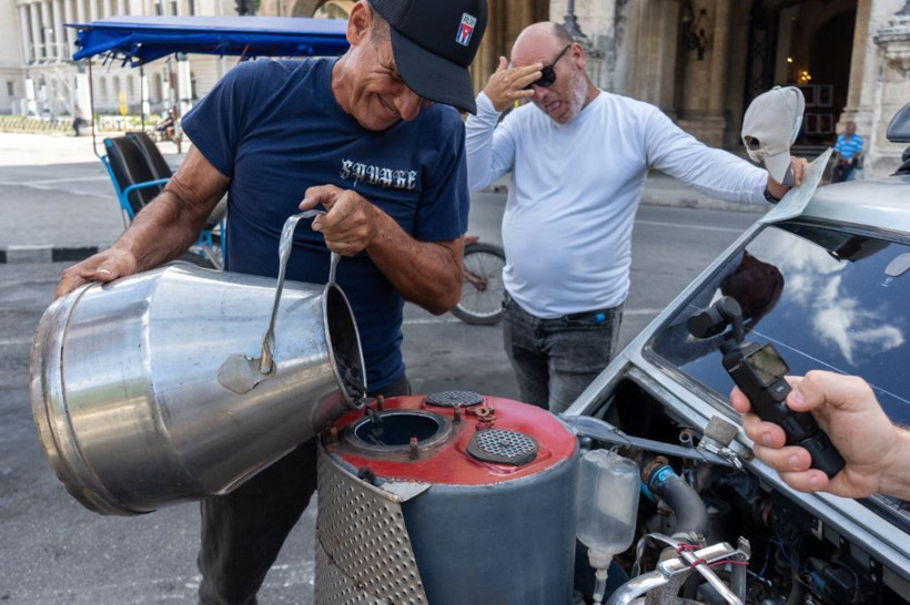 Yakıt bulamayan adam aracını böyle çalıştırdı - Resim: 11