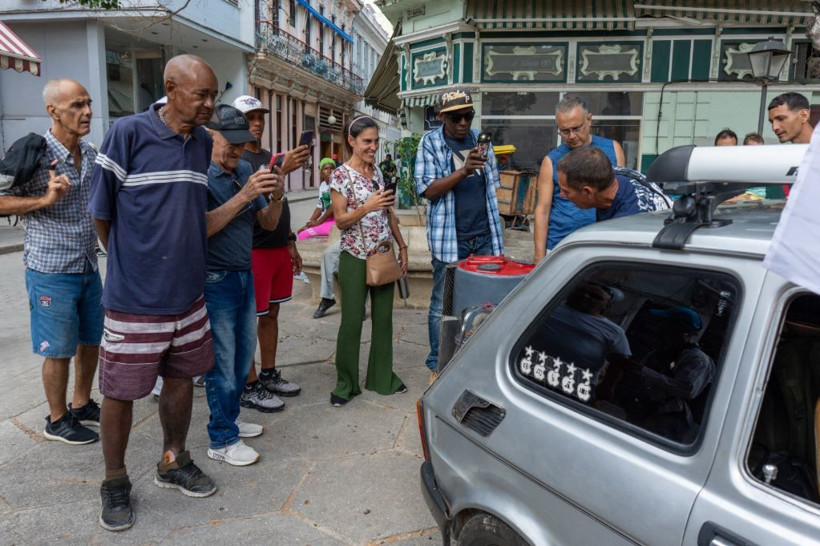 Yakıt bulamayan adam aracını böyle çalıştırdı - Resim: 1