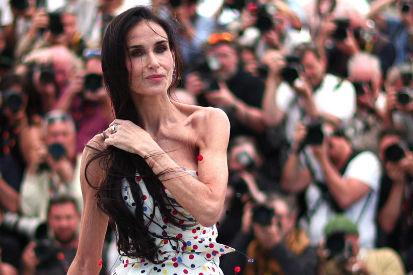 Cannes kırmızı halısından ge&ccedil;en Demi Moore hayranlarını endişelendirdi - Resim : 3