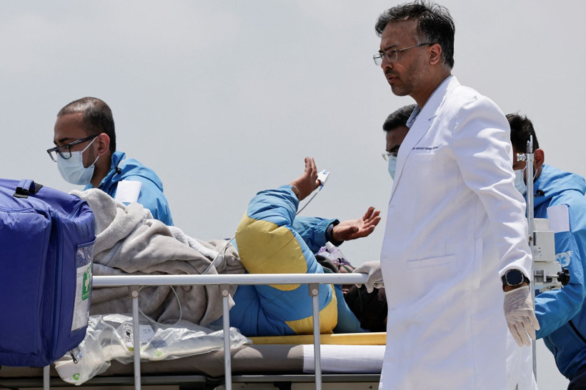 Everest’te bir hafta yiyeceksiz ve oksijensiz kalan rehber sağ kurtarıldı - Resim: 1