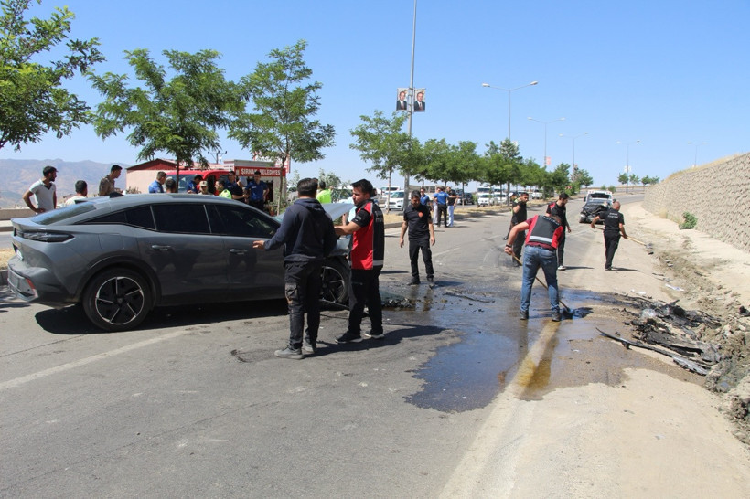 Karşı şeride geçen otomobil faciaya yol açtı: Ölü ve yaralılar var - Resim : 1
