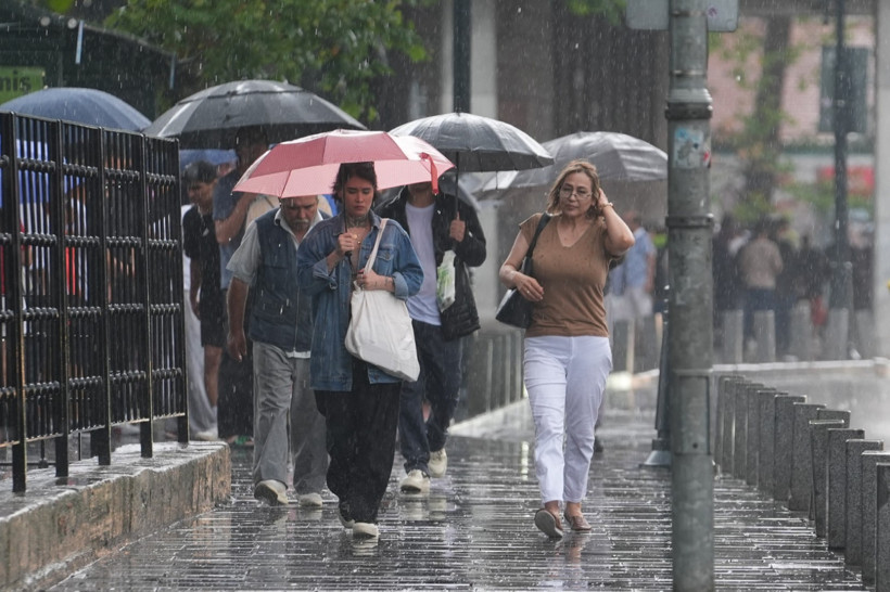 İstanbul'u sağanak vurdu: Yollar göle döndü, araçlar suda ilerleyemedi - Resim : 6