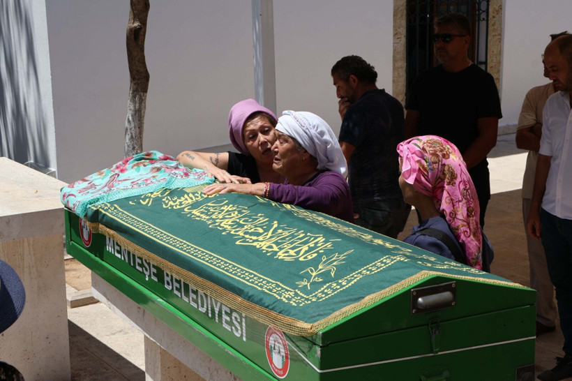 Sevgilisi tarafından öldürülen Sevil Işıktekin'e son veda: Tabutunu kadınlar omuzladı - Resim : 1