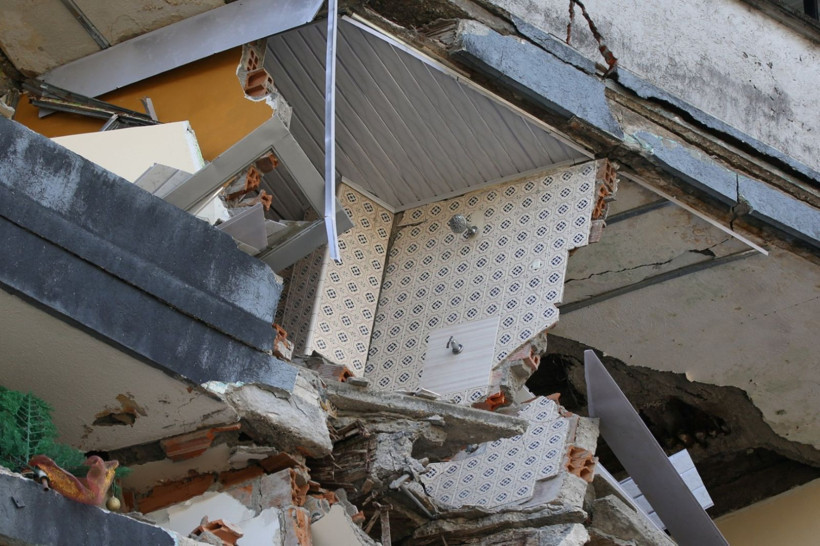 7,4'lük depremde zamana karşı yarış: Çıplak ellerle arıyorlar - Resim: 14