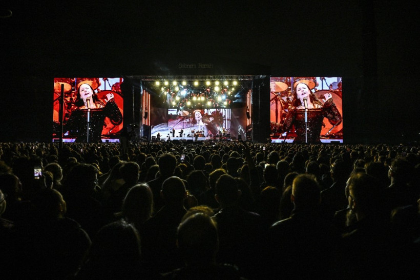 Şebnem Ferah Ankara'da yaklaşık 6 yıllık aranın ardından 52 bin hayranıyla buluştu - Resim : 1