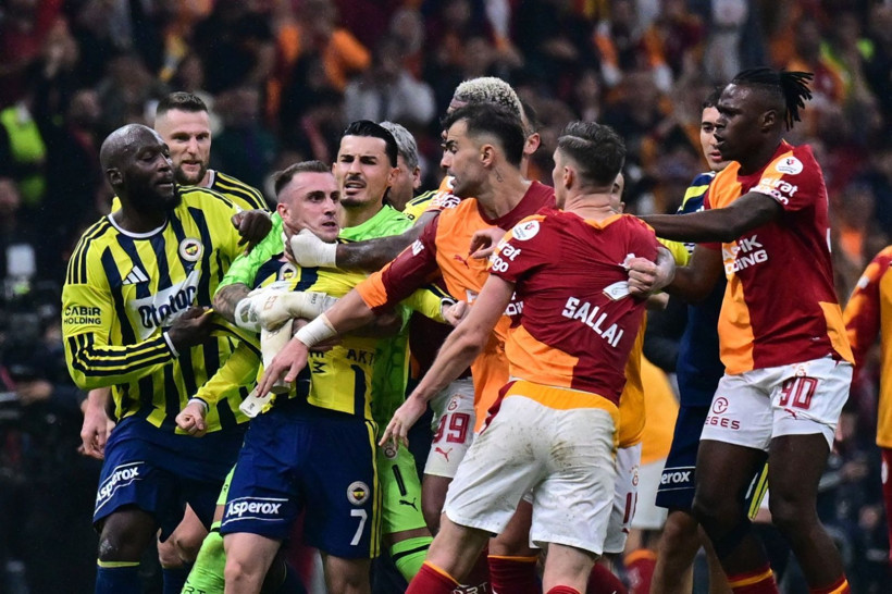 Galatasaray-Fenerbahçe derbisinde tekme tokat kavga. Polis sahaya girdi 2 kırmızı kart çıktı - Resim: 13