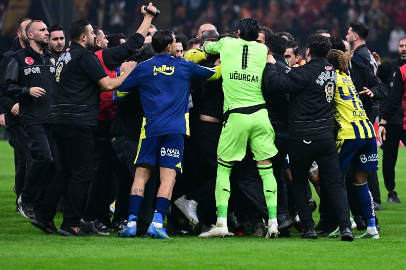 Galatasaray-Fenerbahçe derbisinde tekme tokat kavga. Polis sahaya girdi 2 kırmızı kart çıktı - Resim: 16