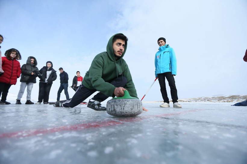 Çıldır Gölü curling sporcularının antrenman sahası oldu - Resim: 2