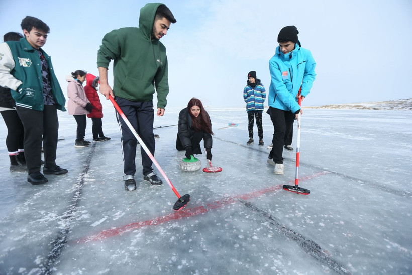Çıldır Gölü curling sporcularının antrenman sahası oldu - Resim: 7