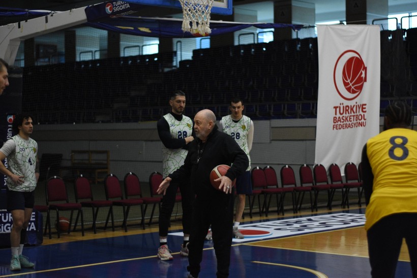 TBL'de skandal: Halil Üner, Çağdaş Bodrumlu oyuncuya saldırdı - Resim : 2