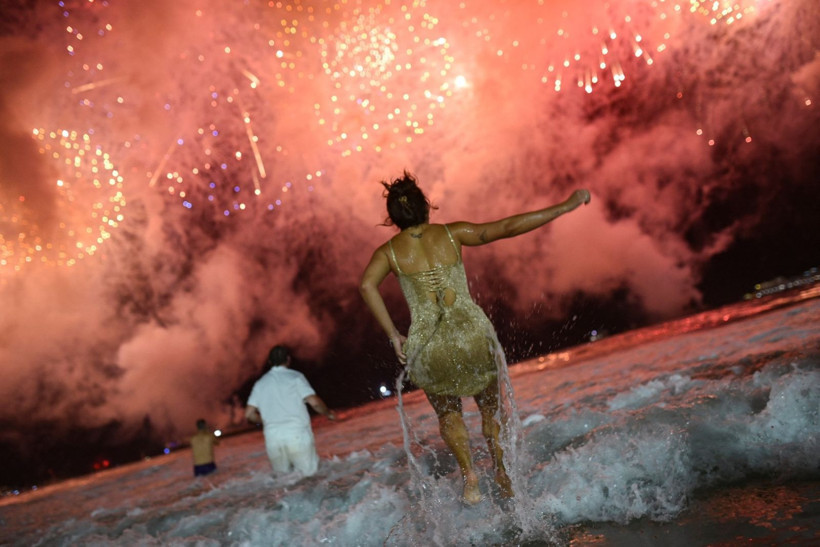 Yeni yıla plajda girdiler - Resim: 2