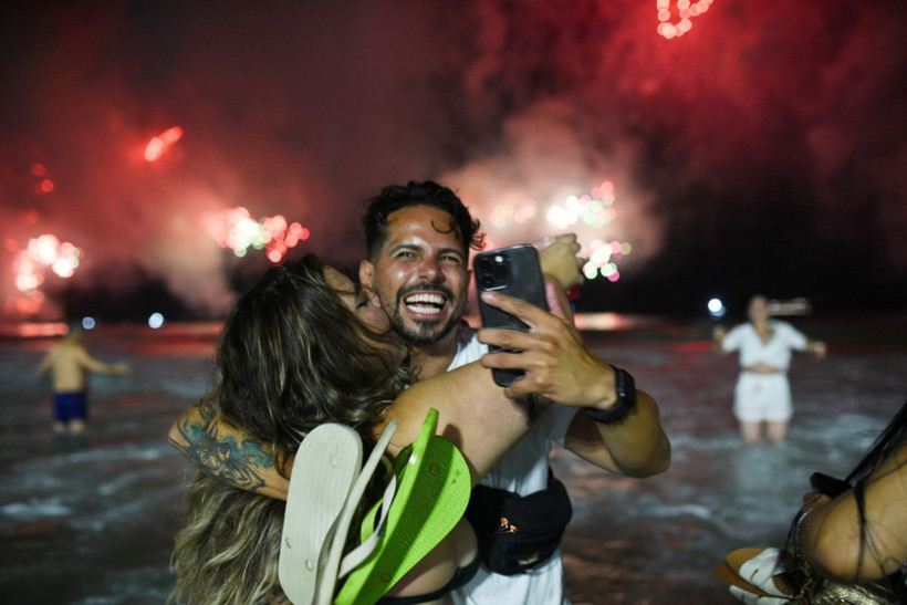 Yeni yıla plajda girdiler - Resim: 6