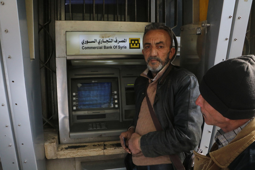 Maaşlar yattı, Suriyeliler ATM'lere akın etti - Resim : 1
