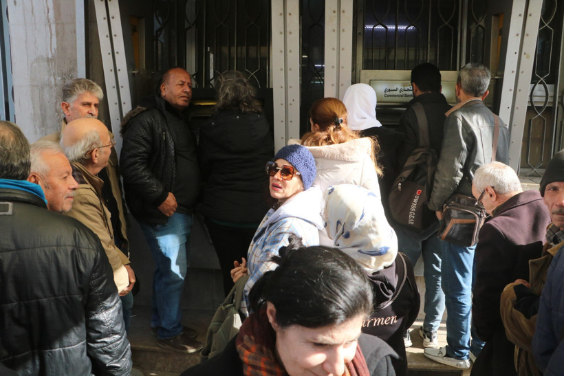 Maaşlar yattı, Suriyeliler ATM'lere akın etti - Resim : 2