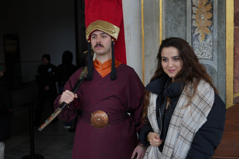 Topkapı Sarayı'nda jandarmalar, silahtar kıyafeti ile nöbet tutmaya başladı - Resim : 1