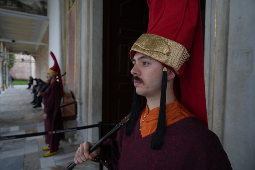 Topkapı Sarayı'nda jandarmalar, silahtar kıyafeti ile nöbet tutmaya başladı - Resim : 2