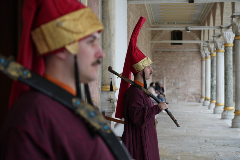 Topkapı Sarayı'nda jandarmalar, silahtar kıyafeti ile nöbet tutmaya başladı - Resim : 3