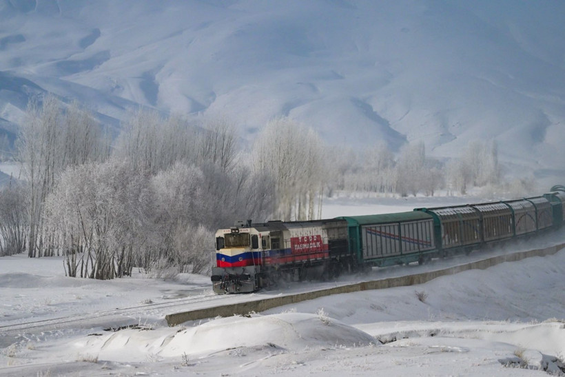 Kışın en güzel yüzü: TCDD treninin karla kaplı yolculuğu - Resim: 1