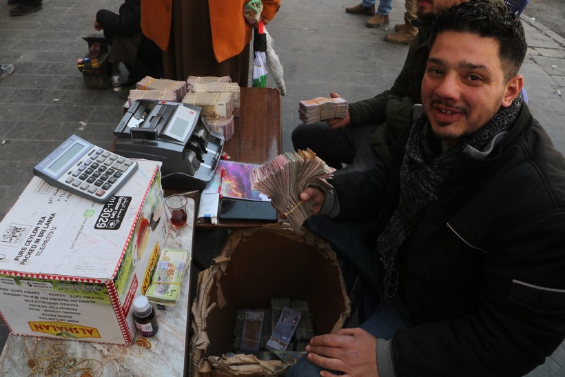 Şam'da her köşede dolar bozuyorlar - Resim : 2