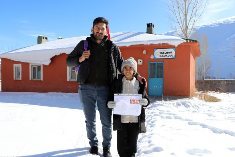Tek öğrencili okulda sömestr tatili: Hasret, karnesini erken aldı - Resim: 1