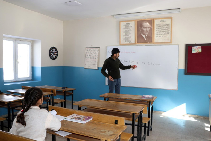 Tek öğrencili okulda sömestr tatili: Hasret, karnesini erken aldı - Resim: 4