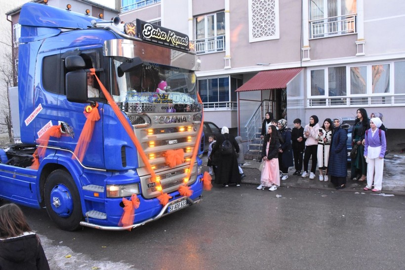 Sivas'ta alışılmadık gelin arabası: TIR ile dünyaevine girdiler - Resim: 6