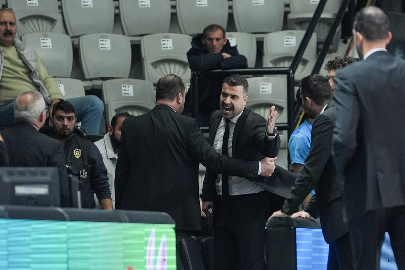 Beşiktaş-Türk Telekom maçında büyük gerilim: Alimpijevic'ten Erdem Can'a Sırpça küfür - Resim : 1