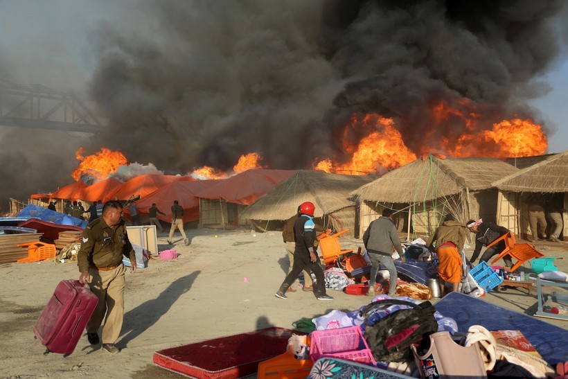 Maha Kumbh Mela Festivali'nde korkutan yangın - Resim : 1