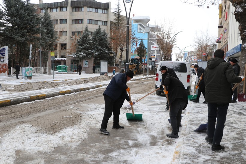 Van'da 255 yerleşim yerine ulaşım kesildi - Resim : 1