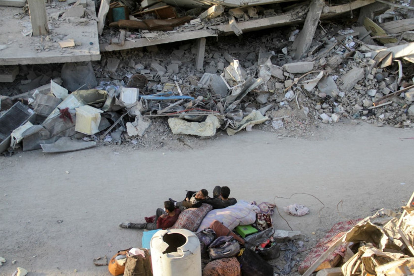 Gazze'de en acı görev: Sevdiklerinin bedenlerini enkaz altında arıyorlar - Resim: 1