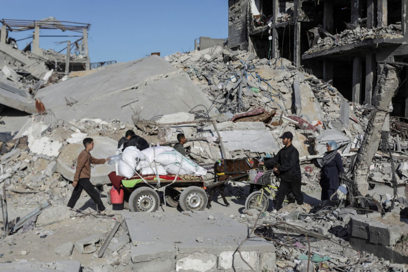 Gazze'de en acı görev: Sevdiklerinin bedenlerini enkaz altında arıyorlar - Resim: 2