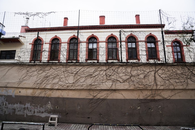 Bakırköy'deki lisenin camlarında kurşun izleri - Resim : 1