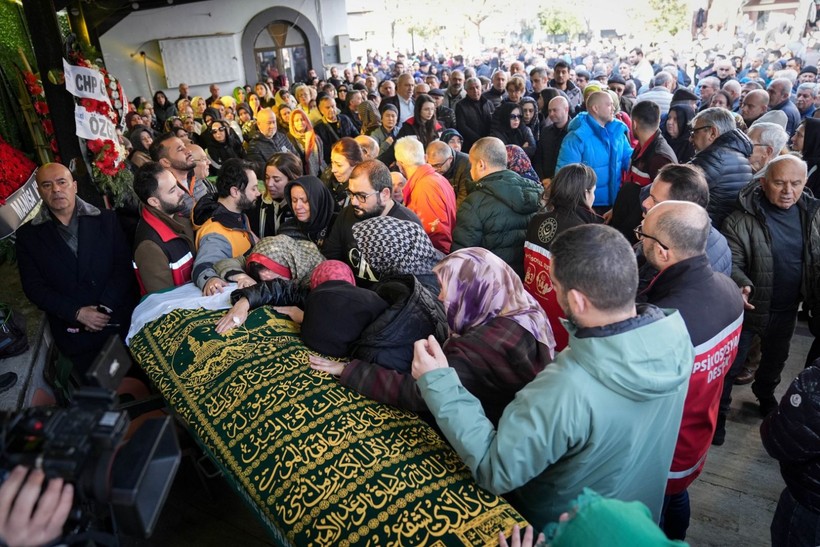 Yangında hayatını kaybedenler toprağa verildi - Resim: 10