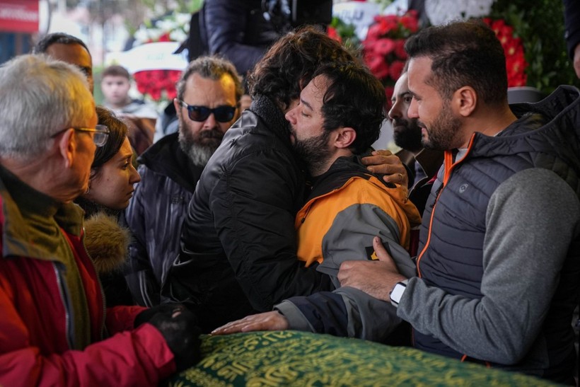 Yangında hayatını kaybedenler toprağa verildi - Resim: 11