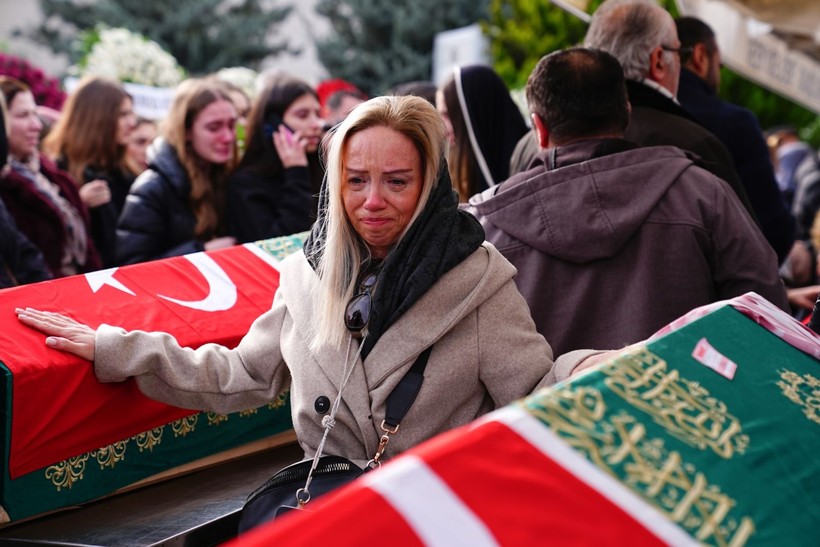 Yangında hayatını kaybedenler toprağa verildi - Resim: 15